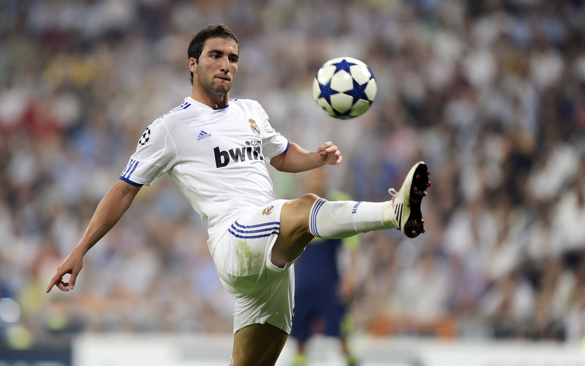 “攻守转换瞬间，战术布局缜密，比赛充满策略与智慧”，攻守战术分别包括